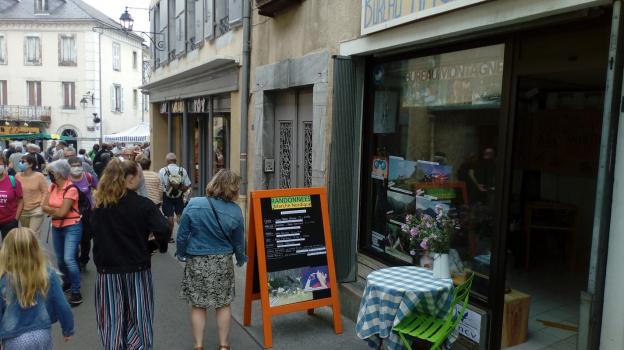 Bureau montagne Luz Aventure Rando et Raquettes 1 place d marché 65120 Luz st Sauveur