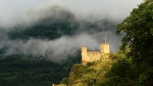 Château Sainte Marie entre Luz-saint-sauveur et Esterre pyrénées