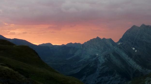 Aurore, belle lumière pour l'ascension de la Brèche de Roland pyrénées