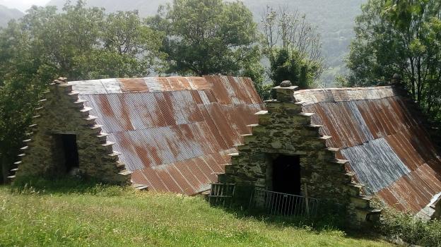 Granges au dessus de Beaucens pyrénées