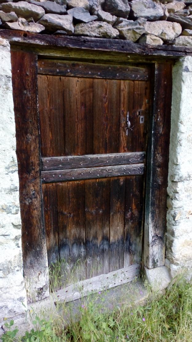 porte d'entrée de grange pyrénées